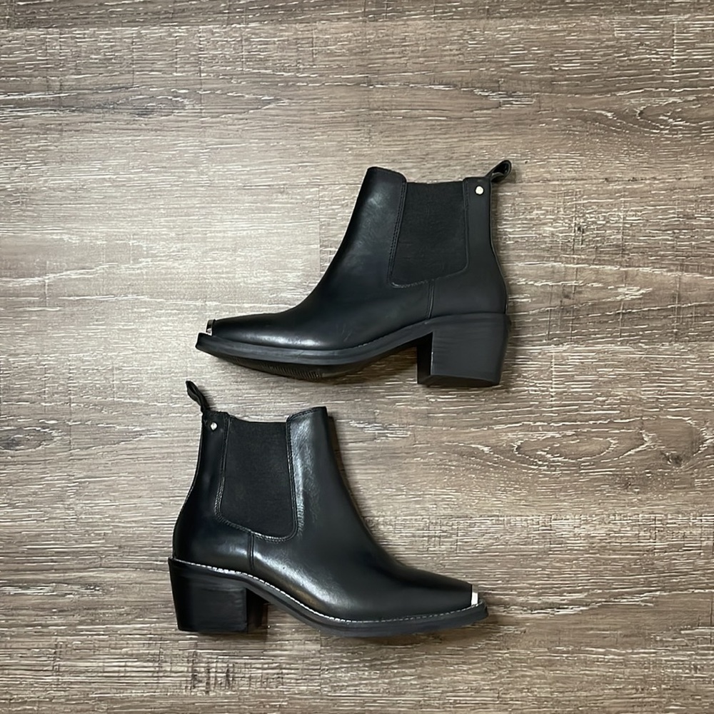 NWT Chelsea Cap Toe Boots